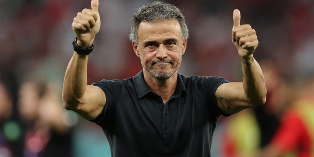 Luis Enrique saluta i fan