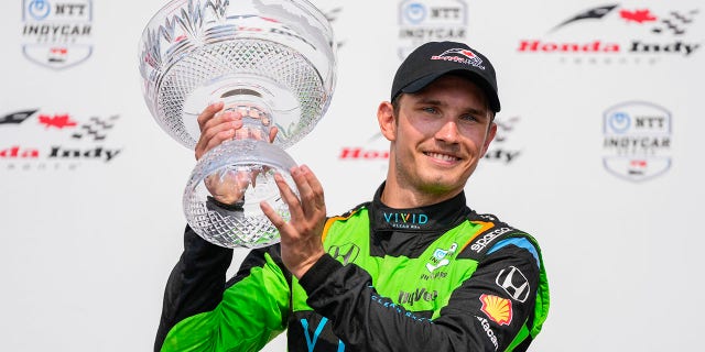 Lundgaard hoists trophy