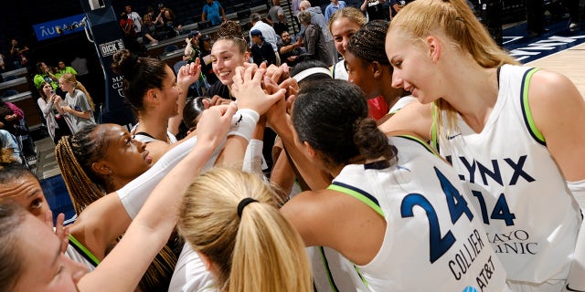 Lynx players huddle up