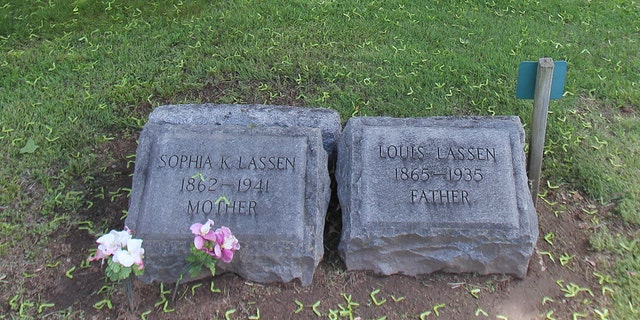 Grave of Louis Lassen