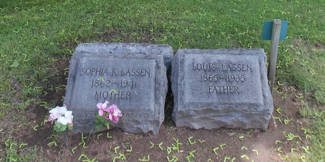 Grave of Louis Lassen