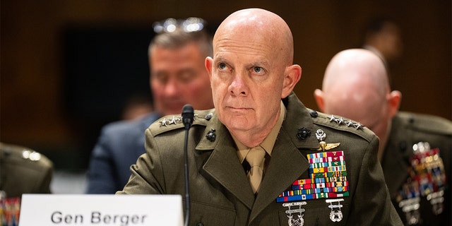 Foto von General Berger, der bei der Anhörung des Streitkräfteausschusses des Senats aussagt.