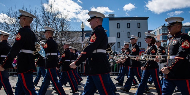 US-Marines marschieren durch die Straße.
