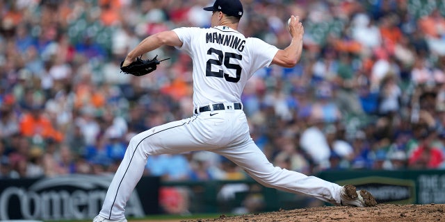 Il lanciatore dei Detroit Tigers Matt Manning lancia durante una partita