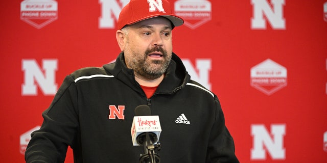 Matt Rhule risponde alle domande durante una conferenza stampa