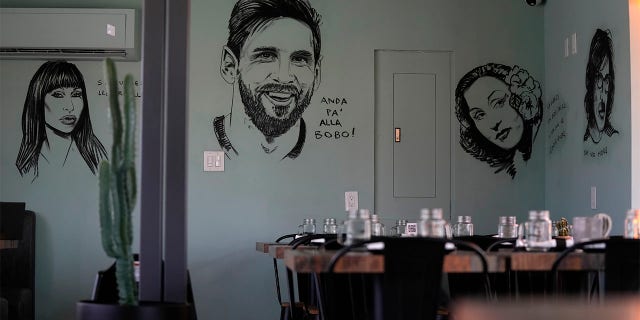 Messi pintando en la pared
