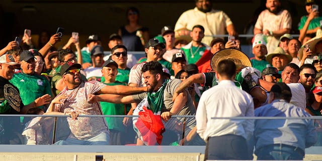 Scoppia una rissa durante una partita di calcio tra Qatar e Messico