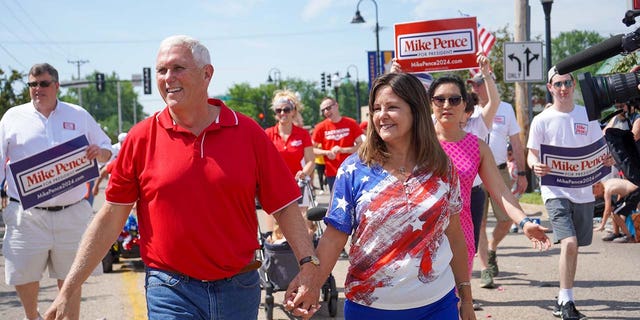 Der ehemalige Vizepräsident und Präsidentschaftskandidat 2024 Mike Pence geht an der Seite von Karen Pence bei der Feier zum 4. Juli in Urbandale spazieren