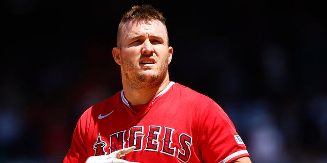 Mike Trout takes off batting gloves