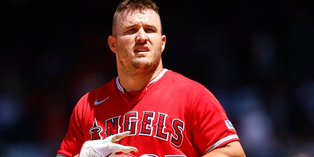 Mike Trout takes off batting gloves