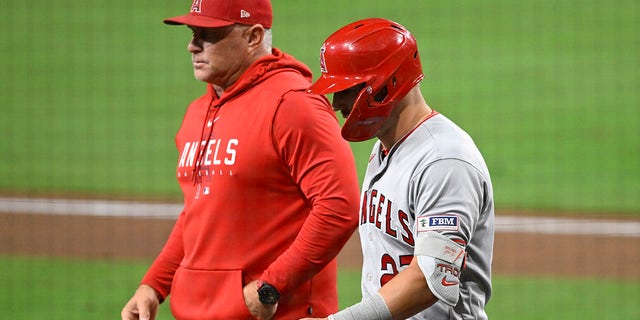 Mike Trout camina con Phil Nevin