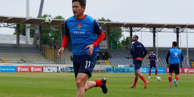 Kazu Miura warms up