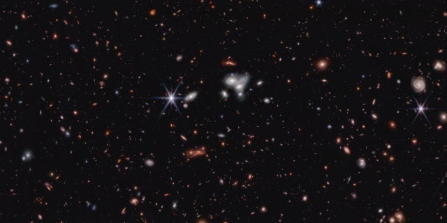 El estudio CEERS encontró el agujero negro supermasivo activo más distante hasta la fecha, dos pequeños agujeros negros tempranos más y 11 galaxias tempranas