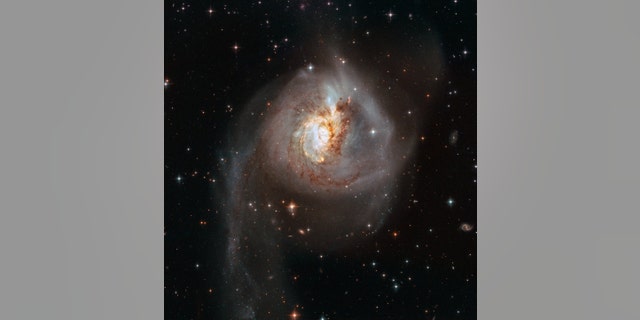 NGC 3256'nın Hubble Uzay Teleskobu görüntüsü