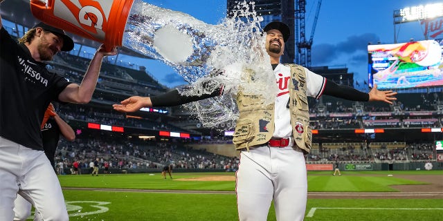 Pablo Lopez immerso nell'acqua