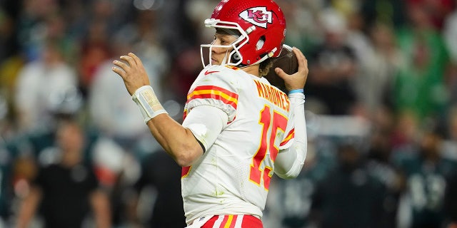 Patrick Mahomes looks to pass