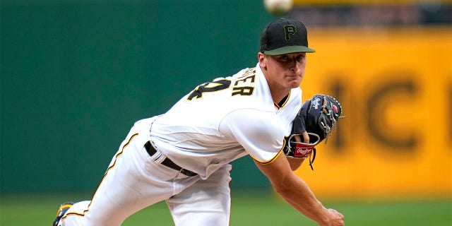 Quinn Priester throws pitch