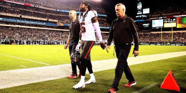 Richard Sherman walks off field with trainers