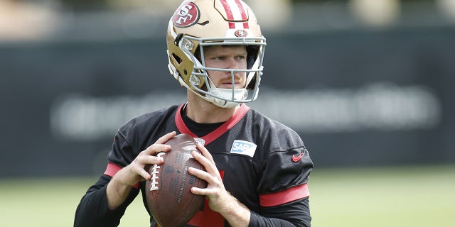Sam Darnold guarda in basso sul campo