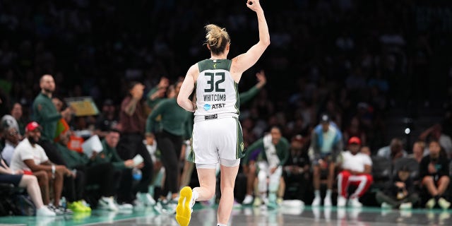 Sami Whitcomb reagisce