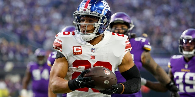 Saquon Barkley runs with ball