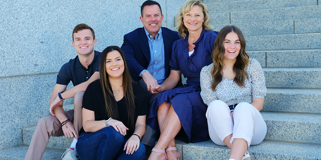 El presidente de la Cámara de Representantes de Utah, Brad Wilson, y su familia