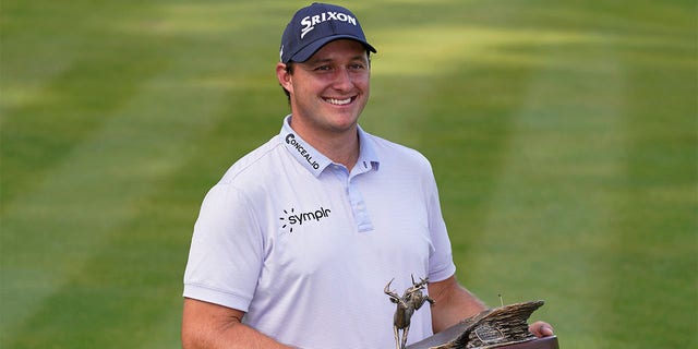 Sepp Straka holds trophy