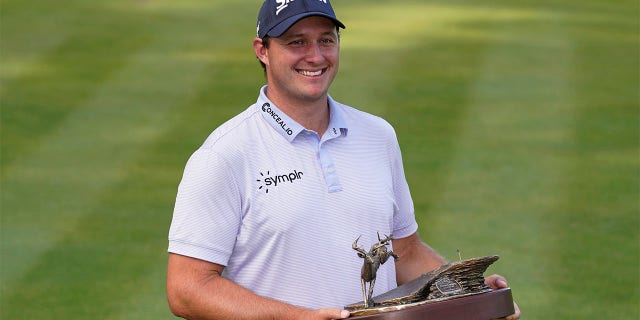 Sepp Straka detiene il trofeo