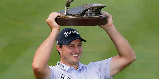 Sepp Straka holds trophy