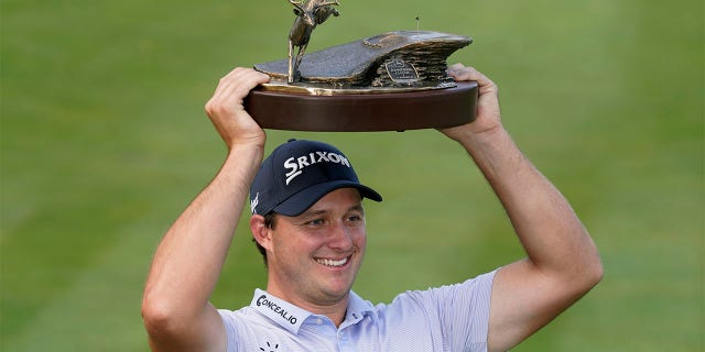 Sepp Straka detiene il trofeo