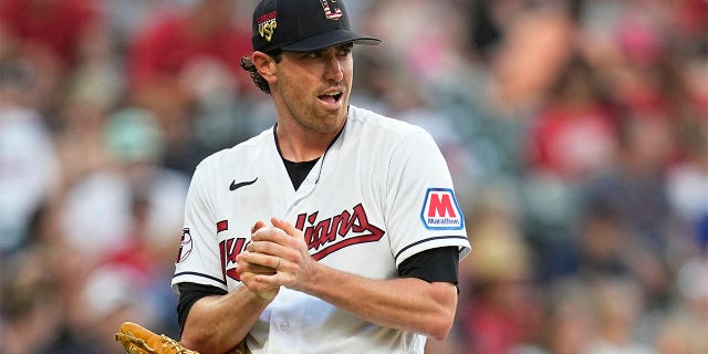 Shane Bieber frota una pelota nueva