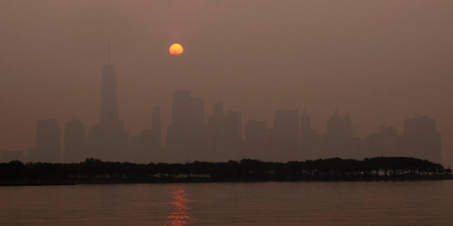Güneş ve dumanlı New York City gökyüzü