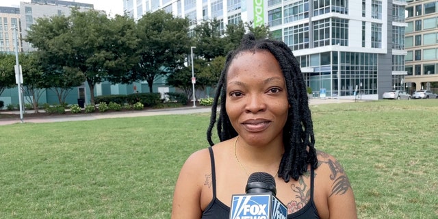 امرأة تتحدث إلى قناة فوكس نيوز ديجيتال في واشنطن العاصمة