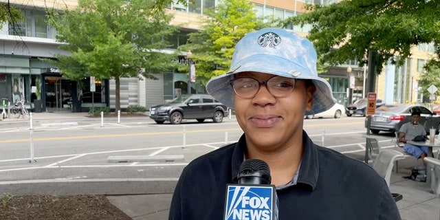 Junger Mensch spricht auf der Straße mit Fox News.