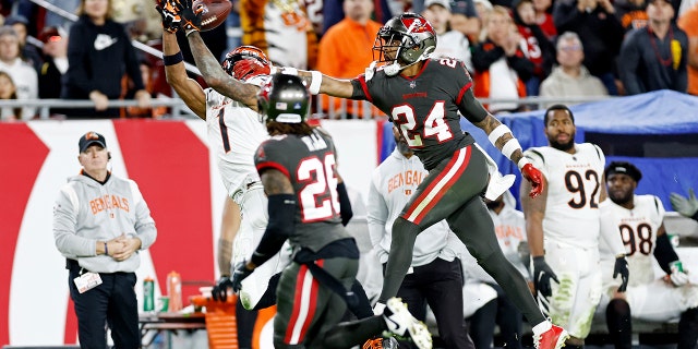 Carlton Davis interrompe un passaggio