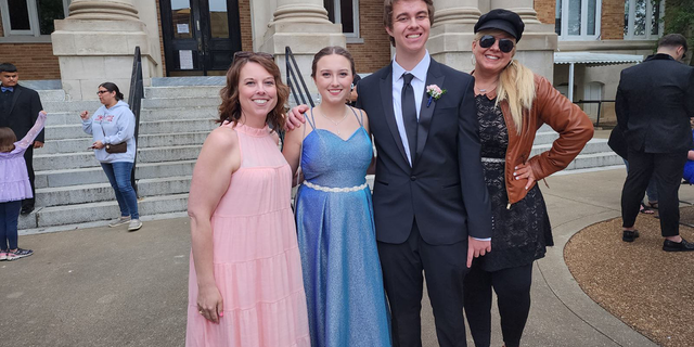 Tatum and Leighton with their moms at prom