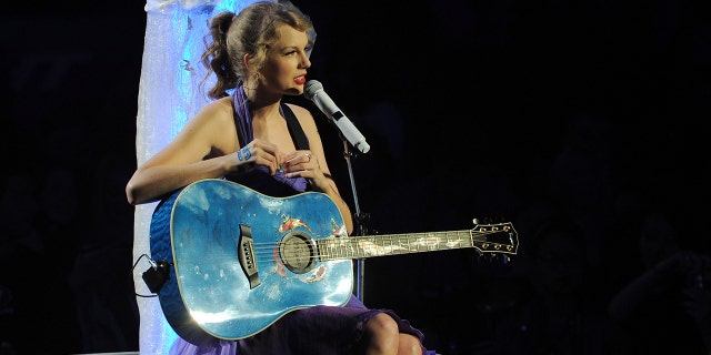 Taylor Swift performs at Speak Now tour