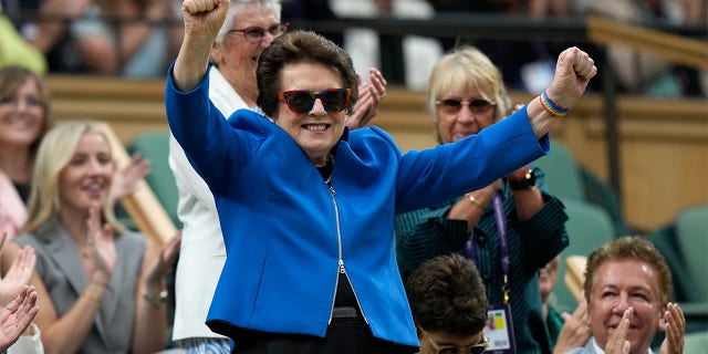 Billie Jean King acknowledges crowd
