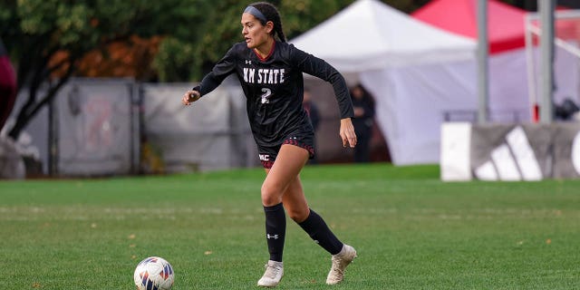 Thalia Chaverria dribbles the ball