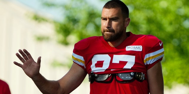 Travis Kelce greets fans