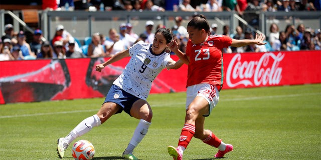 Savannah DeMelo battles against Ffion Morgan