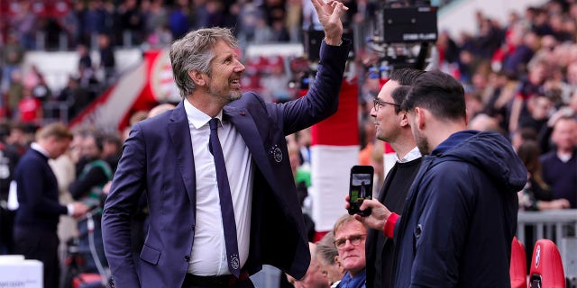 Edwin van der Sar salutes fans