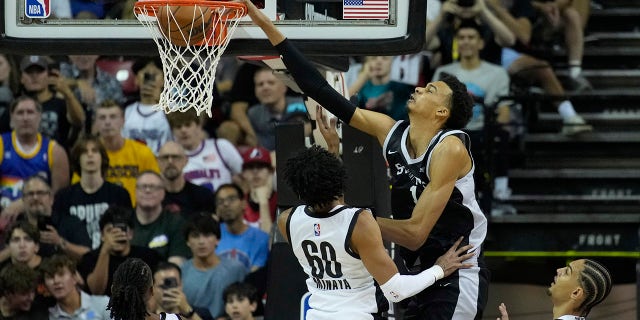 Victor Wembanyama dunks on Justin Minaya