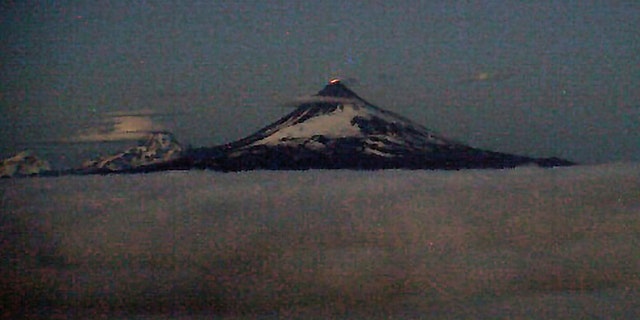 Glühende Lava am Shishaldin-Vulkan in Alaska