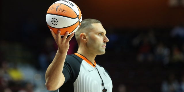 L'arbitro WNBA trattiene la palla