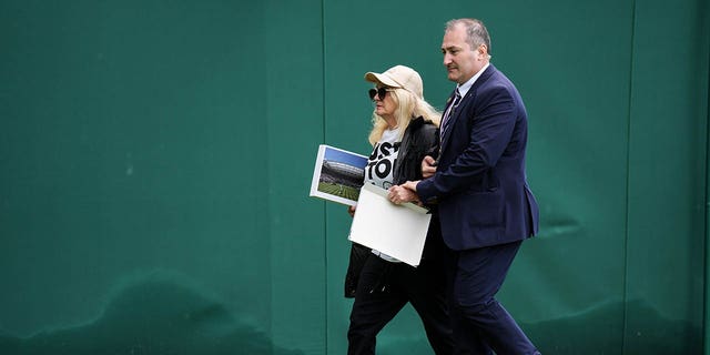 Manifestante arrestato dalla sicurezza a Wimbledon