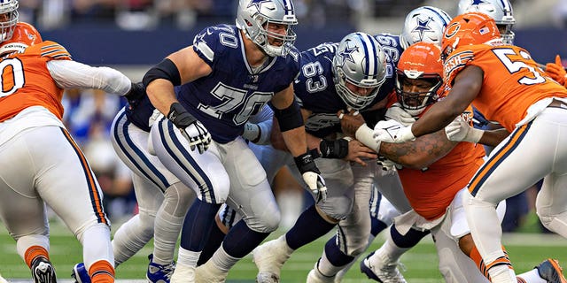 Zack Martin blocks during a game against the Bears