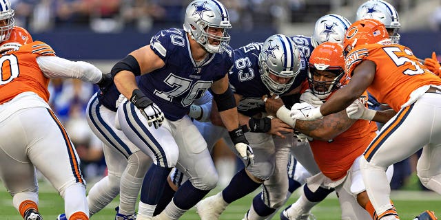 Zack Martin blocks during a game against the Bears