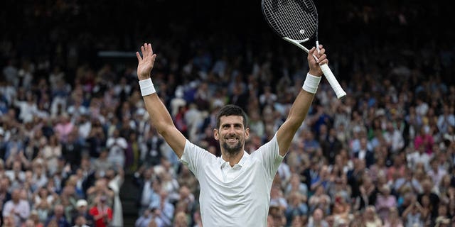 Novak Djokovic celebra ganar la semifinal de Wimbledon