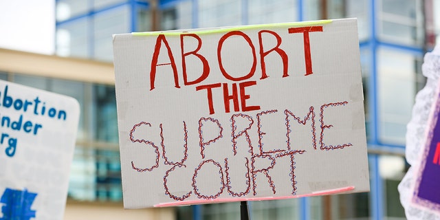 متظاهرو حقوق الإجهاض يتجمعون بالقرب من مدرسة Hubert H. Humphrey للشؤون العامة في جامعة مينيسوتا في مينيابوليس ، مينيسوتا